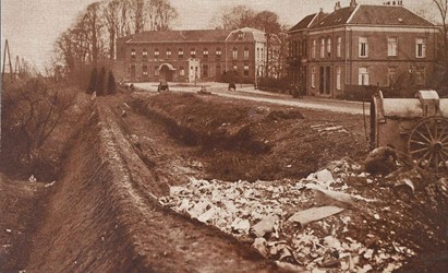 <p>Omstreeks 1920 dempte men een deel van de spoorsloot langs de Walraadshof vanwege wateroverlast, ter plaatse werd een kade aangelegd. Het terrein van de Walraadshof zou de navolgende jaren verder worden opgehoogd. Foto uit ca. 1920 (Gelderlandinbeeld). </p>
